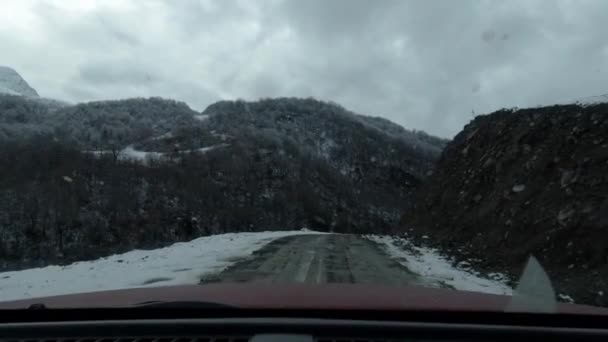 Gefährliche Bergstraße Mit Schnee Bedeckt — Stockvideo