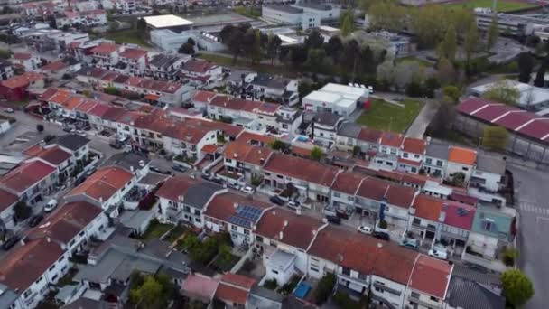 ポルトガルのマイア市の空飛ぶ景色 夕方のドローンによる撮影 異なる種類の家や建物とカメラの異なる動き — ストック動画