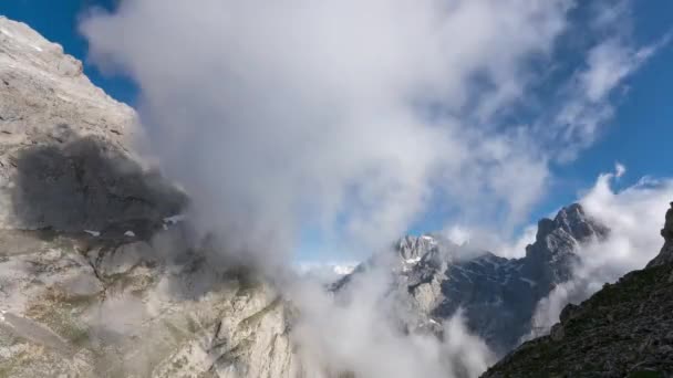 Nuvens Penas Nas Montanhas Rochosas Picos Europa Cantábria Espanha Tiro — Vídeo de Stock