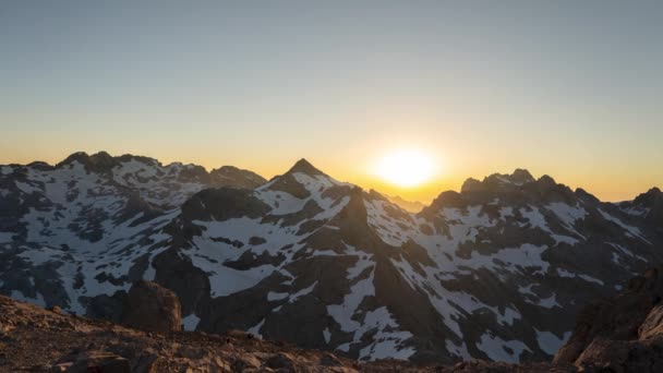 Puesta Sol Dorada Las Montañas Alpinas Picos Europa Desde Mirador — Vídeos de Stock