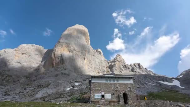 Nuages Déplaçant Sous Picu Urriellu Dans Région Centrale Macizo Des — Video