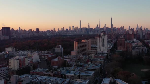 Stationär Antenn Skott Vid Soluppgången Tittar Över Central Park Midtown — Stockvideo