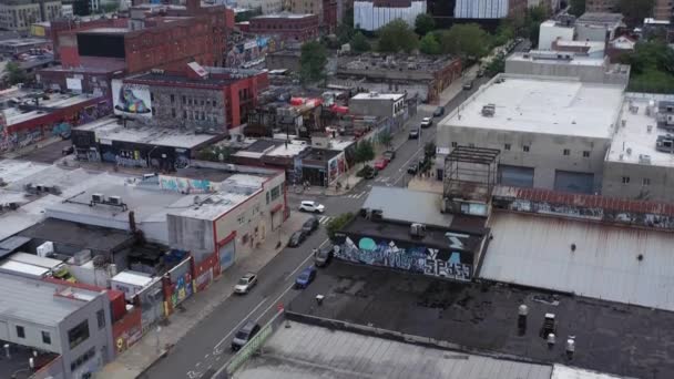 雨の日にマンハッタンのスカイラインを望むブルックリンの工業用屋根の上にゆっくりとした空中傾斜 — ストック動画