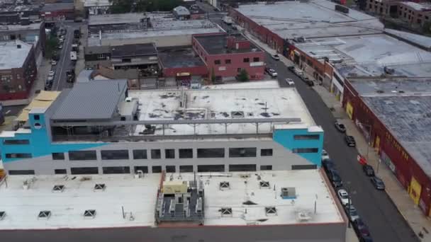ブッシュウィック地区のブルックリン ニューヨーク倉庫の屋根裏部屋を素早く素早く飛行 — ストック動画