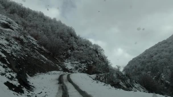 Wilde Fahrt Auf Matschiger Eisbedeckter Bergstraße Teil — Stockvideo