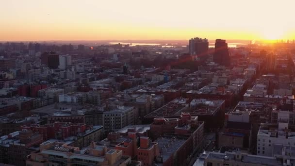 Dramatisk Antenn Uppåt Lutande Pan Över New York Citys Harlem — Stockvideo