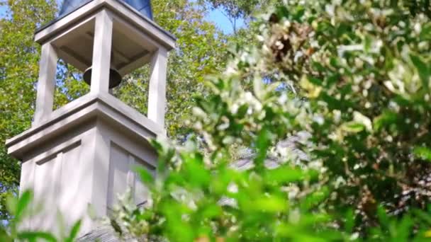 Ağaçların Arasından Kilise Çanının Güzel Görüntüsü — Stok video