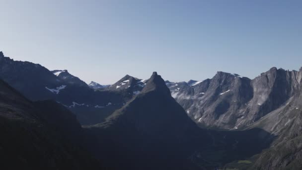 Vale Innerdalen Com Formação Pontiaguda Cordilheira Trollheimen Noruega Tiro Largo — Vídeo de Stock