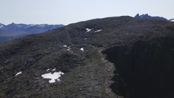 Romsdalseggen Tepesi Yakın Norveç Uçuyor Atışı — Stok video