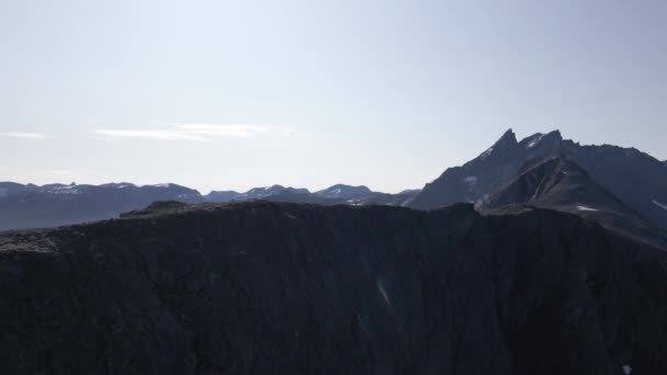 Turistas Romdalseggen Ridge Con Montañas Rocosas Fondo Excursión Pie Andalsnes — Vídeos de Stock