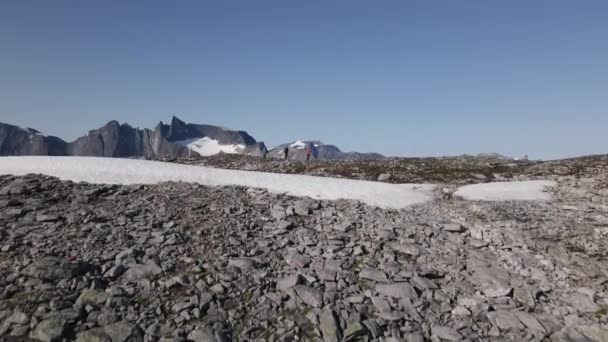 Люди Наслаждаются Захватывающим Дух Видом Горной Вершине Норвежском Ромсданге Выстрел — стоковое видео