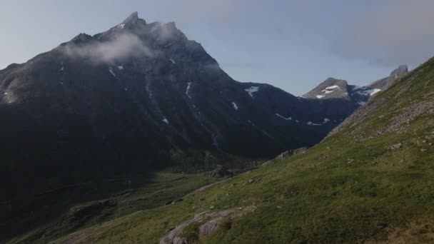 Stigande Över Den Gröna Bergssluttningen Romsdalen Norge Flygfoto — Stockvideo