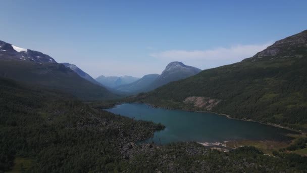 Calm Lake Surrounded Forested Mountains Innerdalen Sunndal Νορβηγία Blue Sky — Αρχείο Βίντεο