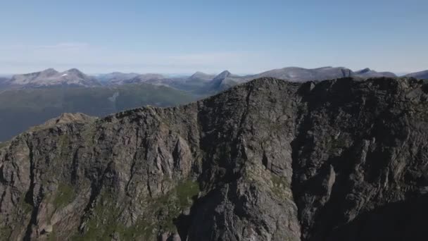 Drone Approaching Rough Edge Romsdalseggen Hiking Spot Andalsnes Norway — Stock Video