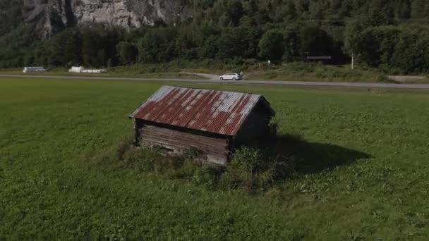 绿地上一座小木屋的空中景观 无人驾驶飞机射击 — 图库视频影像