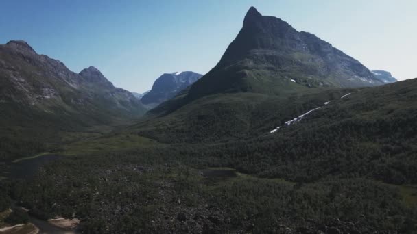 Naturskön Utsikt Över Spetsiga Berget Och Sjön Innerdalen Norge Flygdrönarskott — Stockvideo