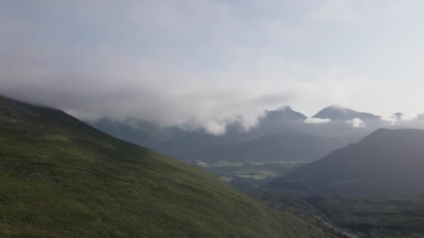 Montañas Verdes Cielo Nublado Azul Tiro Aéreo Con Dron — Vídeo de stock