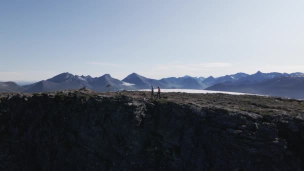 Hikers Walking Ridge Romsdalseggen Andalsnes Norway Wide Shot — Stock Video