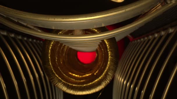 ラックファイルホルダーから吊るされた一連の黄金のリングに焦点を当て リングは中央に赤いトンネルを形成します トンネルのマクロビューでは リングが端と後ろに移動するにつれて焦点を当てます — ストック動画