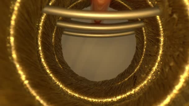 Começando Dentro Três Anéis Dourados Roscados Suspensos Puxando Para Fora — Vídeo de Stock