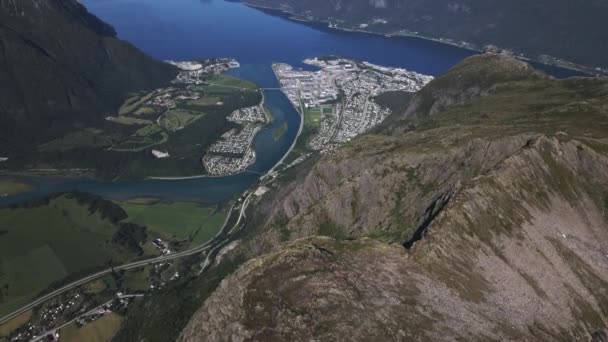 挪威劳马的Andalsnes镇和Romsdalseggen登山区的Romsdal Fjord的空中景观 向上倾斜 — 图库视频影像
