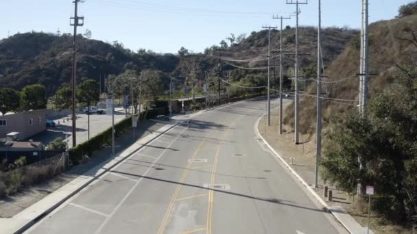 骑单车过桥的人 — 图库视频影像