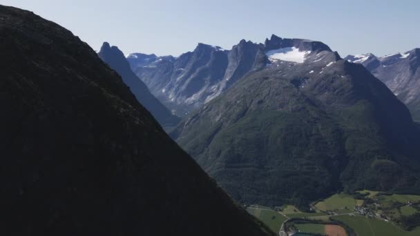 Vista Cinematografica Sulle Persone Cima Alla Montagna Con Vista Del — Video Stock