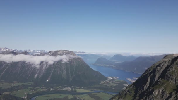Hermosas Montañas Rocosas Nube Romsdalen Noruega Aérea — Vídeo de stock