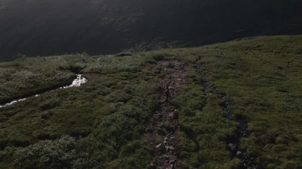 Vedere Aeriană Persoanelor Drumeții Mountainside Drone Shot — Videoclip de stoc