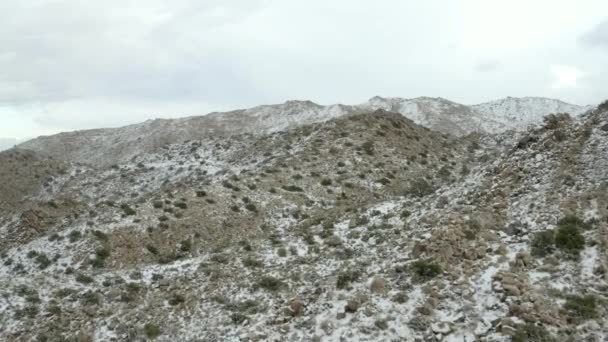Πετώντας Πάνω Από Τους Λόφους Του Joshua Tree Ξεσκονισμένο Χιόνι — Αρχείο Βίντεο