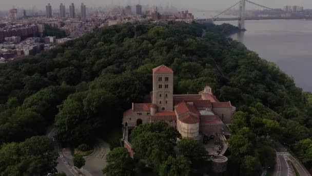 Elevação Aérea Rápida Sobre Museu Cloisters Upper Manhattan Nyc Com — Vídeo de Stock