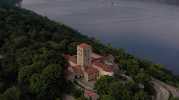 Manhattan Yukarısındaki Hudson Nehri Kıyısındaki Cloisters Müzesinin Saat Yönünün Tersine — Stok video