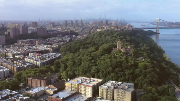 Underbar Flygresa Mot Cloisters Museum Upper Manhattan Nyc Med Vidsträckt — Stockvideo