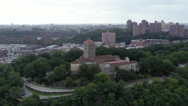 Settling Counterclockwise Orbit Cloisters Upper Manhattan Nyc Parallax View Its — Stock Video