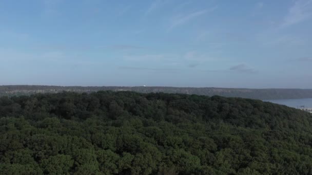 在曼哈顿上游赫德森河岸边的英伍德山上空的空中上升 在河对岸的新泽西州帕利塞兹 — 图库视频影像