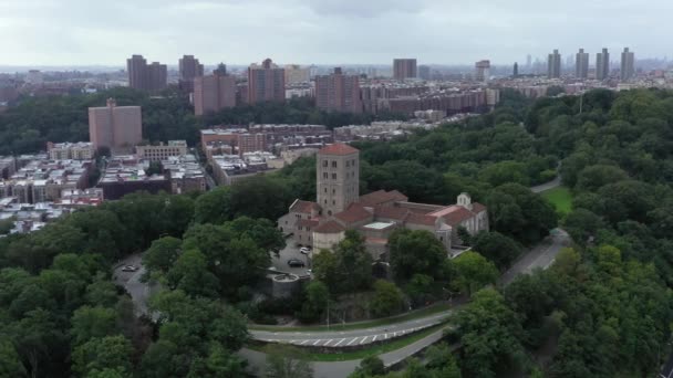 Lange Baan Tegen Klok Van Cloisters Museum Upper Manhattan Nyc — Stockvideo