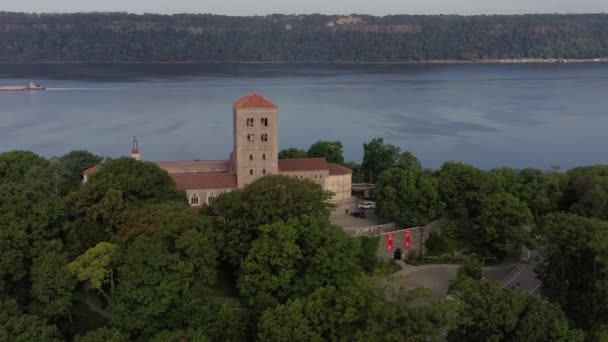 Órbita Aérea Sentido Horário Subindo Acima Museu Cloisters Upper Manhattan — Vídeo de Stock