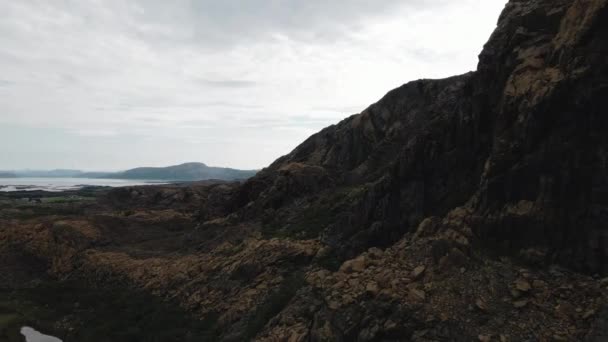 Widok Granitowej Góry Odległej Wyspy Leka Trondelag Norwegia Suwak Strzał — Wideo stockowe