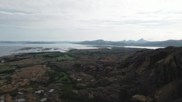 ノルウェーのトロンデラーグにあるレカ島の海岸線にある頑丈な景観 空中前方 — ストック動画