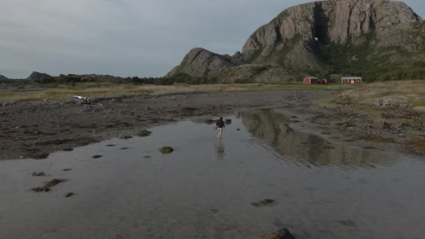 Água Rasa Com Turista Feminina Andando Campo Nordland Noruega Órbita — Vídeo de Stock