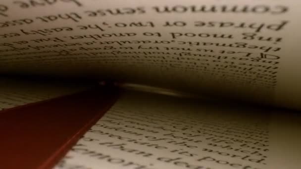 赤のブックマークを持つ本の中のページの端から始まり ページが最後に一緒に折りたたまれ始めると ブックマークに沿って本に移動します — ストック動画