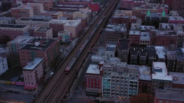 Camionnage Aérien Tourné Vers Train Banlieue Déplaçant Dans Les Bâtiments — Video