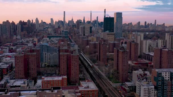 Episk Antenn Stillastående Skott Pendeltåg Väg Genom Ett Bostadsprojekt Harlem — Stockvideo