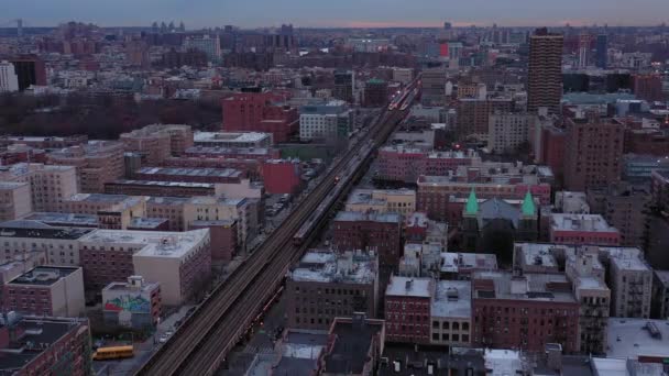 Tiro Aéreo Estacionário Trens Passageiros Elevados Atravessando Harlem New York — Vídeo de Stock