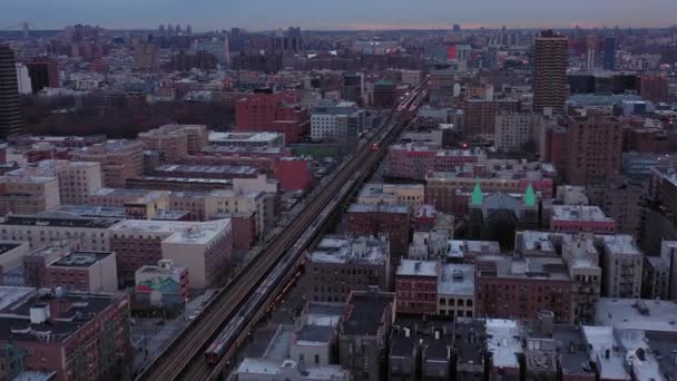 Luftaufnahme Folgt Erhöhten Pendlerzügen Durch Harlem New York City Kurz — Stockvideo