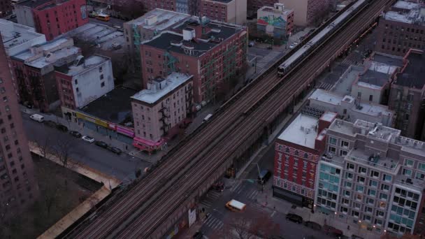 ハーレムニューヨーク市内を走る高架鉄道の静止空撮 2つのスクールバスがヴィダットの下を横断 — ストック動画