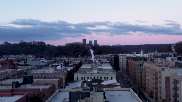 Salida Aérea Hora Azul Sobre Los Apartamentos Del Centro Manhattan — Vídeos de Stock