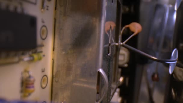 Dentro Interior Antigo Amplificador Estéreo Rack Focusing Suporte Vários Componentes — Vídeo de Stock