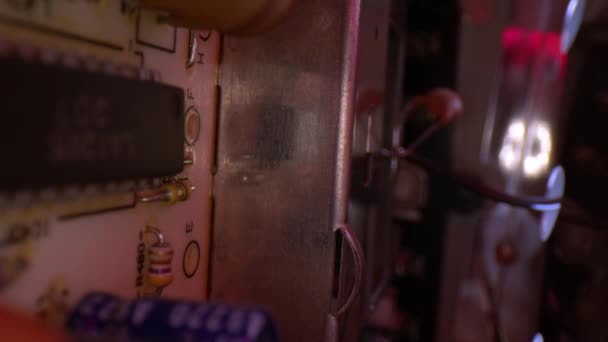 Odtrhnout Svislé Desky Která Obsahuje Elektronické Komponenty Zevnitř Stereo Zesilovače — Stock video