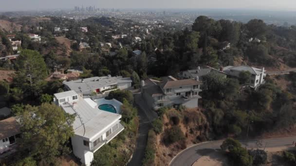 Strzał Powietrza Drona Porusza Się Dół Ładny Dom Basenem Hollywood — Wideo stockowe